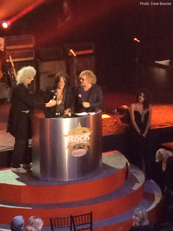 Brian May presents Maestro Award to Joe Perry