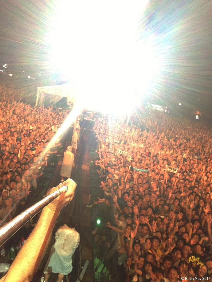 Selfie sticks audience, Osaka one more time