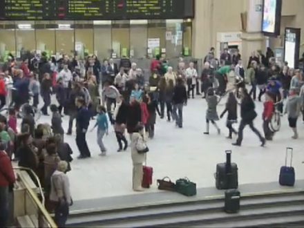 Flash Mob Brussels Central Station - Bicycle Race