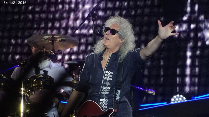 Bri on stage Rock the Ring in sunglasses