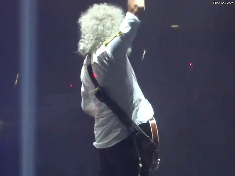 Brian May with arm raised - end of solo - San JoseBrian May finishes his solo Last Horizon with a flourish - San Jose 1 July 2014