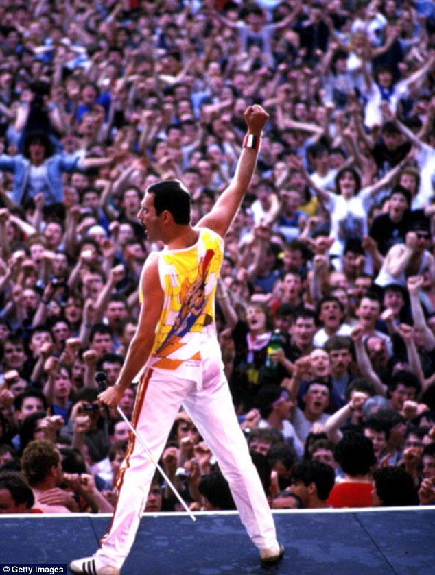 Freddie on stage in Ireland in 1986