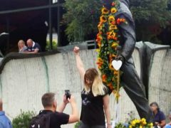 Fans with Freddie Mercury statue - Montreux