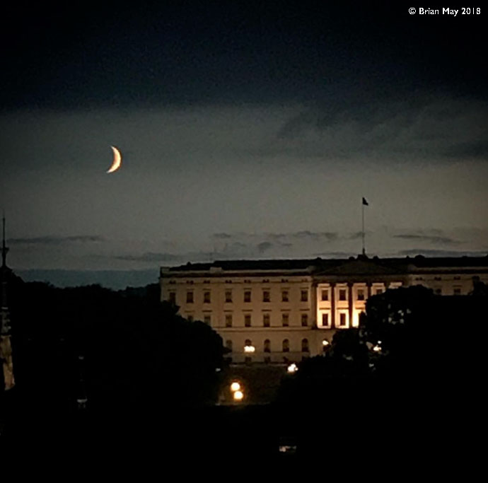 Moonset over the Palace - Oslo