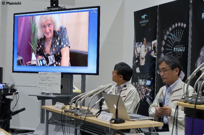 Hayabusa 2 mission manager Makoto Yoshikawa, far right, explains a video message from Brian May at the JAXA Institute of Space and Aeronautical Science in Sagamihara, Kanagawa Prefecture, on June 27, 2018. (Mainichi)