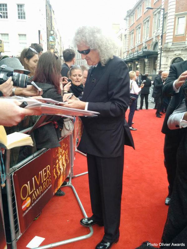 Brian signs autographs - Oliviers