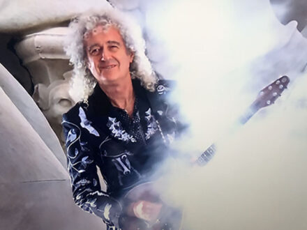 IMG_0030_Brian_May_Platinum_Jubilee_in_smoke_690x483.jpg