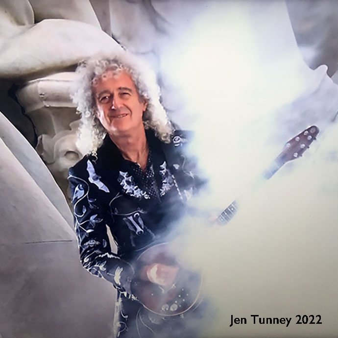 IMG_0030_Brian_May_Platinum_Jubilee_in_smoke_690x483.jpg