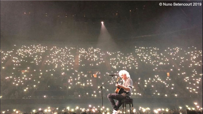Bri surrounded by phone lights - The Forum, LA, 20/07/2019