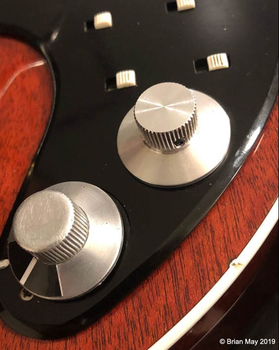 Red Special showing two knobs