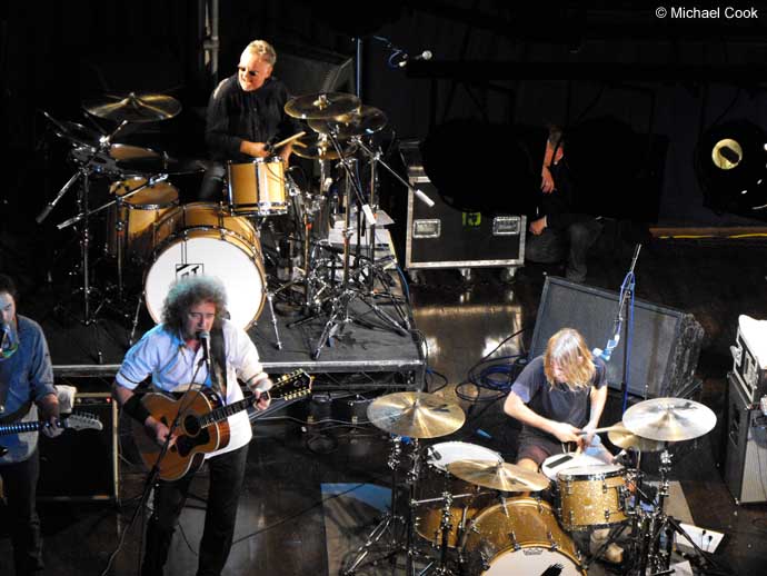 Brian May and Roger Taylor with Taylor Hawkins and the Coattail Riders
