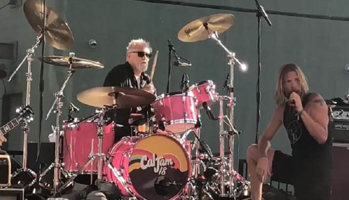 Roger Taylor and Taylor Hawkins on stage