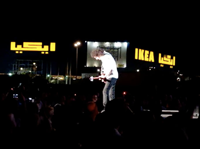 Brian plays in IKEA Car Park, Dubai 14 Nov 2008