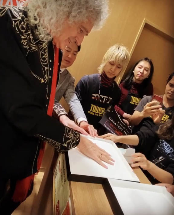 Brian May making handprints Tower Records, Tokyo