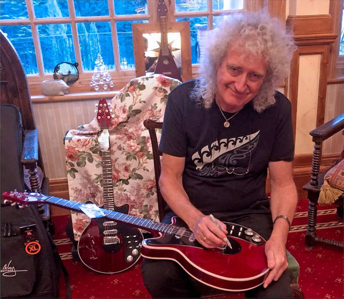 Brian May signing Brian May Special guitar