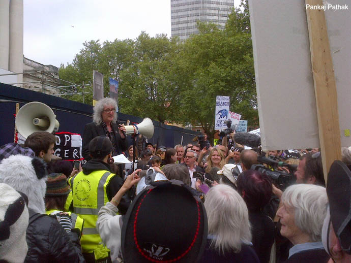 Brian May addresses crowd 