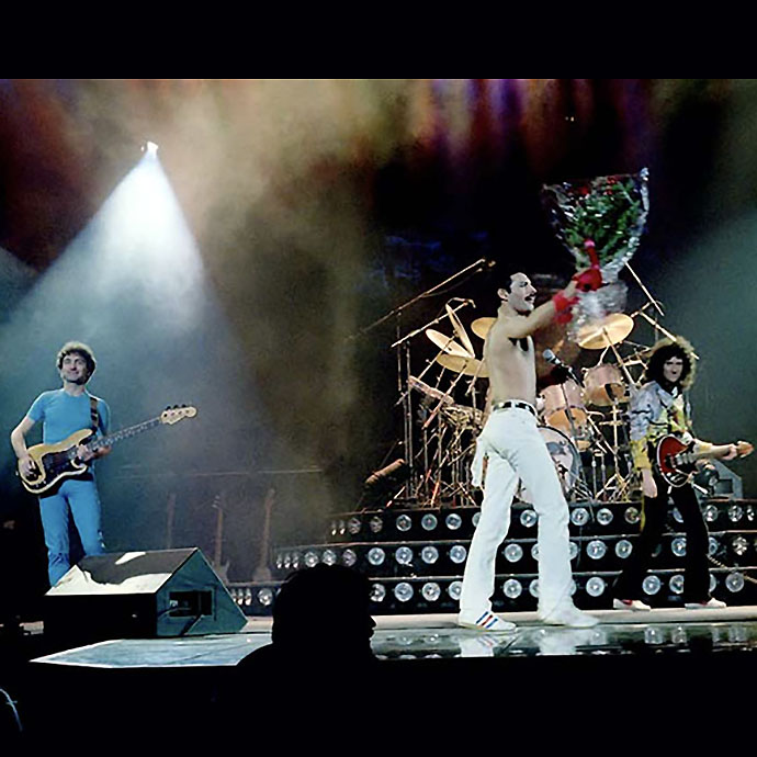 Queen Rock Montreal - Freddie throws drink