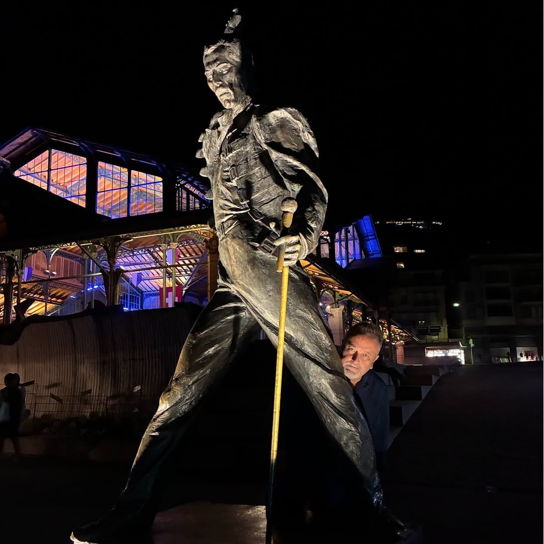 Freddie Mercury Statue Montreux in the dark